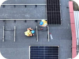 Panele fotowoltaiczne w trakcie montażu Jarocin instalacja
