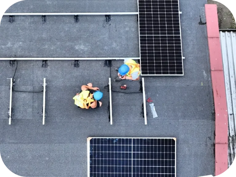 Panele fotowoltaiczne w trakcie montażu Jarocin instalacja