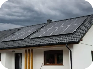 Panele PV w trakcie instalacji Wielkopolska system fotowoltaiczny