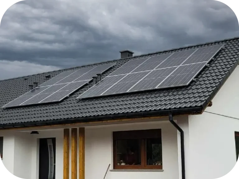 Panele PV w trakcie instalacji Wielkopolska system fotowoltaiczny