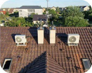 estaw nowoczesnych agregatów zewnętrznych klimatyzacji multisplit na dachu domu