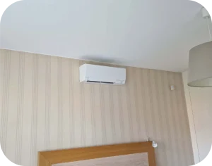 Stylowa sypialnia z cichym klimatyzatorem ściennym zapewniającym komfortowy sen w upalne dni