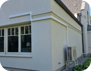 Agregat zewnętrzny klimatyzacji zamontowany na elewacji nowoczesnego, energooszczędnego domu